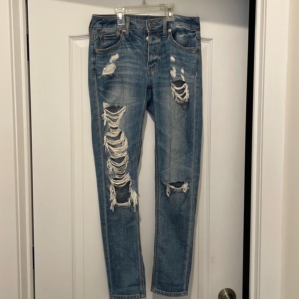 American Eagle tomgirl ripped jeans. Never worn